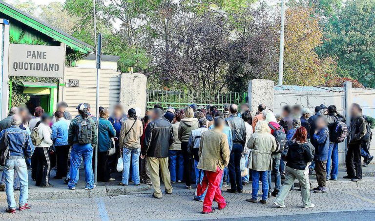 CODA DI PERSONE DAVANTI ALLA SEDE DI PANE QUOTIDIANO IN VIA TOSCANA PER PRENDERE CIBO E VESTITI